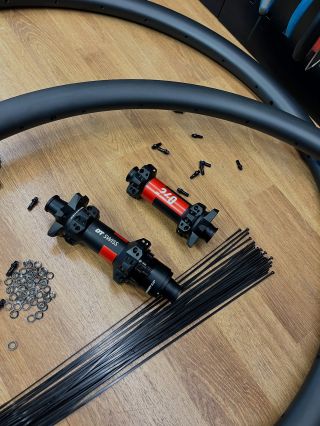 🛠️ Ručně zapletená kola – ultralehký set pro XC a maraton 🚀 Tento precizně zapletený set kol kombinuje špičkové komponenty...