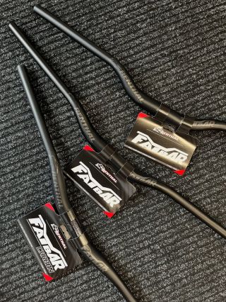 🔥 Bezkonkurenční výkon. Legendární styl. Nový vzhled. 🔥 Řídítka Renthal nejsou jen součástí kola — jsou jeho srdcem. 💪 V...