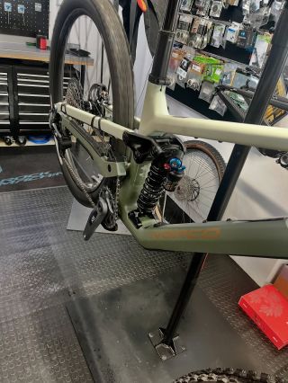 🌲💥 NORCO Sight C1 29 Olive – Síla, styl a technologie v jednom rámu Připrav se na jízdu, která ti rozproudí krev v žilách....